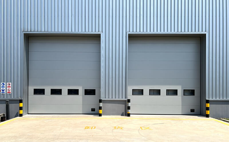 為什么工業(yè)提升門成為現(xiàn)代廠房大門的首選?——解析其核心優(yōu)勢插圖2 為什么工業(yè)提升門成為現(xiàn)代廠房大門的首選?——解析其核心優(yōu)勢插圖2